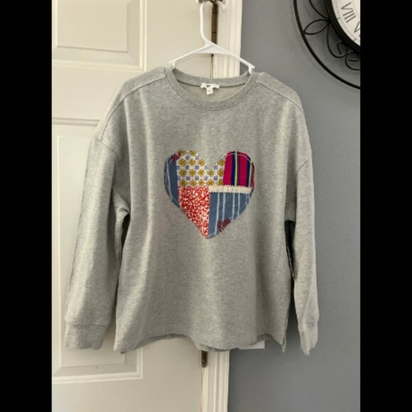 ❤️3/$12 Heart Pattern Sweatshirt size Medium NWT - Picture 1 of 4